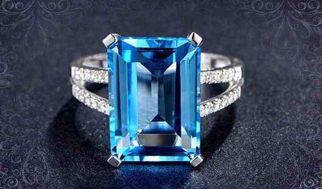Кольцо с голубой разновидностью минерала