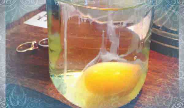 Яйцо и банка с водой, чтобы определить наличие негатива