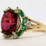 На фото: Золотое кольцо с красным турмалином